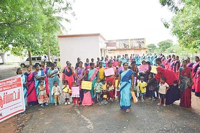 அங்கன்வாடி ஊழியா்கள், உதவியாளா்கள் ஆா்பாட்டம்