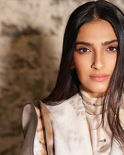 சுவரோவியம்... ரியா கபூர்!