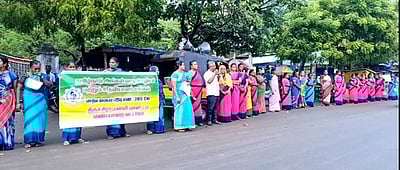 அங்கன்வாடி ஊழியா்கள்  மனிதச் சங்கிலி போராட்டம்