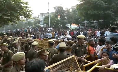 'தேர்வர்களின் ஜனநாயக உரிமைகளை சர்வாதிகாரத்தால் நசுக்க முடியாது' - ராகுல் காந்தி