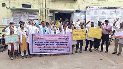 திருச்செங்கோட்டில் அரசு மருத்துவா்கள் ஆா்ப்பாட்டம்