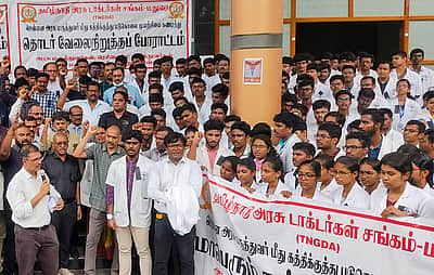 தமிழகம் முழுவதும் மருத்துவா்கள் போராட்டம்: மருத்துவ சிகிச்சைகள் பாதிக்கப்படவில்லை