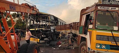 நின்றுக்கொண்டிருந்த லாரி மீது அரசுப் பேருந்து மோதல்: இளைஞா் உயிரிழப்பு - 6 போ் பலத்த காயம்