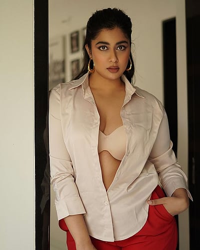 வெண்பனி மலரே... நிகிதா சர்மா