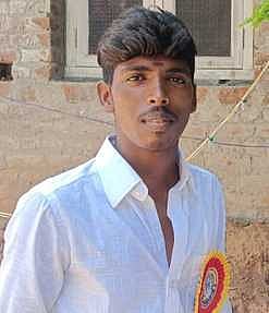 உயிரிழந்த லாரி உதவியாளா் ஜீவா.