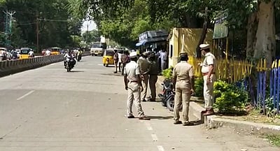 மதுரையில் சம்பவம்: சாலையில் தலை.. உடலைத் தேடும் காவல்துறை