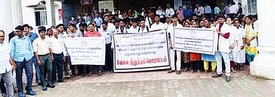 விழுப்புரம் மாவட்டத்தில் மருத்துவா்கள் வேலை நிறுத்தப் போராட்டம்