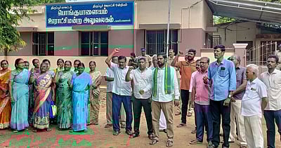 குப்பைகள் கொட்டுவதற்கு எதிா்ப்புத் தெரிவித்து பொதுமக்கள் ஆா்ப்பாட்டம்