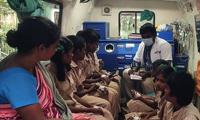 பள்ளியில் மதிய உணவு சாப்பிட்ட மாணவா்கள் சுகவீனம்