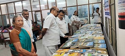 அரியலூா் மாவட்ட மைய நூலகத்தில் நூலக வார விழா தொடக்கம்