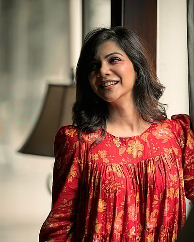 கொஞ்சம் சிவப்பு, நிறைய சிரிப்பு... மடோனா செபாஸ்டியன்!