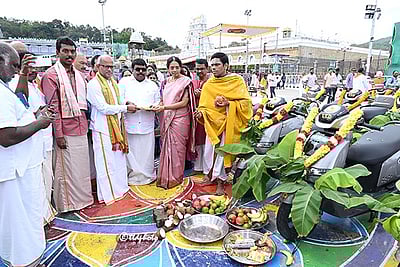 திருமலை திருப்பதி தேவஸ்தானத்துக்கு 15 மின் இரு சக்கர வாகனங்கள் நன்கொடை