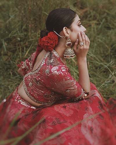 அத்திப் பழக் கன்னத்திலே கிள்ளி விடவா... இஷா மாளவியா!