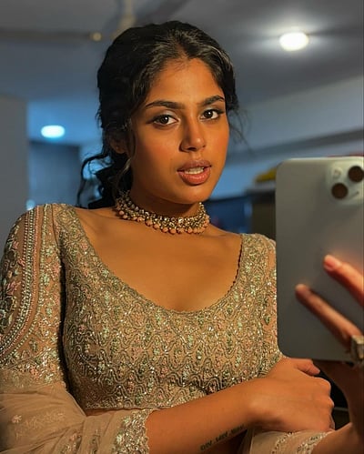 கண்ணாடித் தற்படங்கள்... ஃபரியா அப்துல்லா!