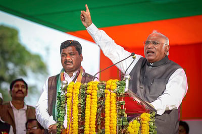 ஹெலிகாப்டரை தடுத்து நிறுத்தும் மத்திய அரசு ஊடுருவல்காரா்களை தடுக்காதது ஏன்? கார்கே