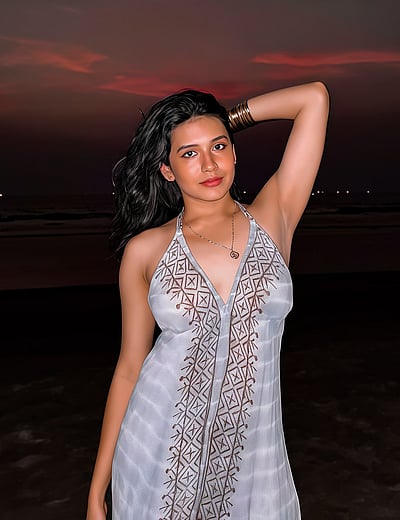 நீ பார்த்ததால பனியும் பத்திக்கிச்சே.. சம்யுக்தா!