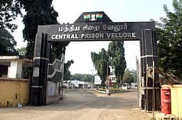 வேலூா் மத்திய சிறையில் ரெளடிகளுக்கு உதவியதாக 3 காவலா்கள் இடமாற்றம்