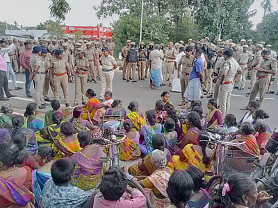 நெல்லை அருகே இளைஞர் கொலையைக் கண்டித்து உறவினர்கள் மறியல் போராட்டம்