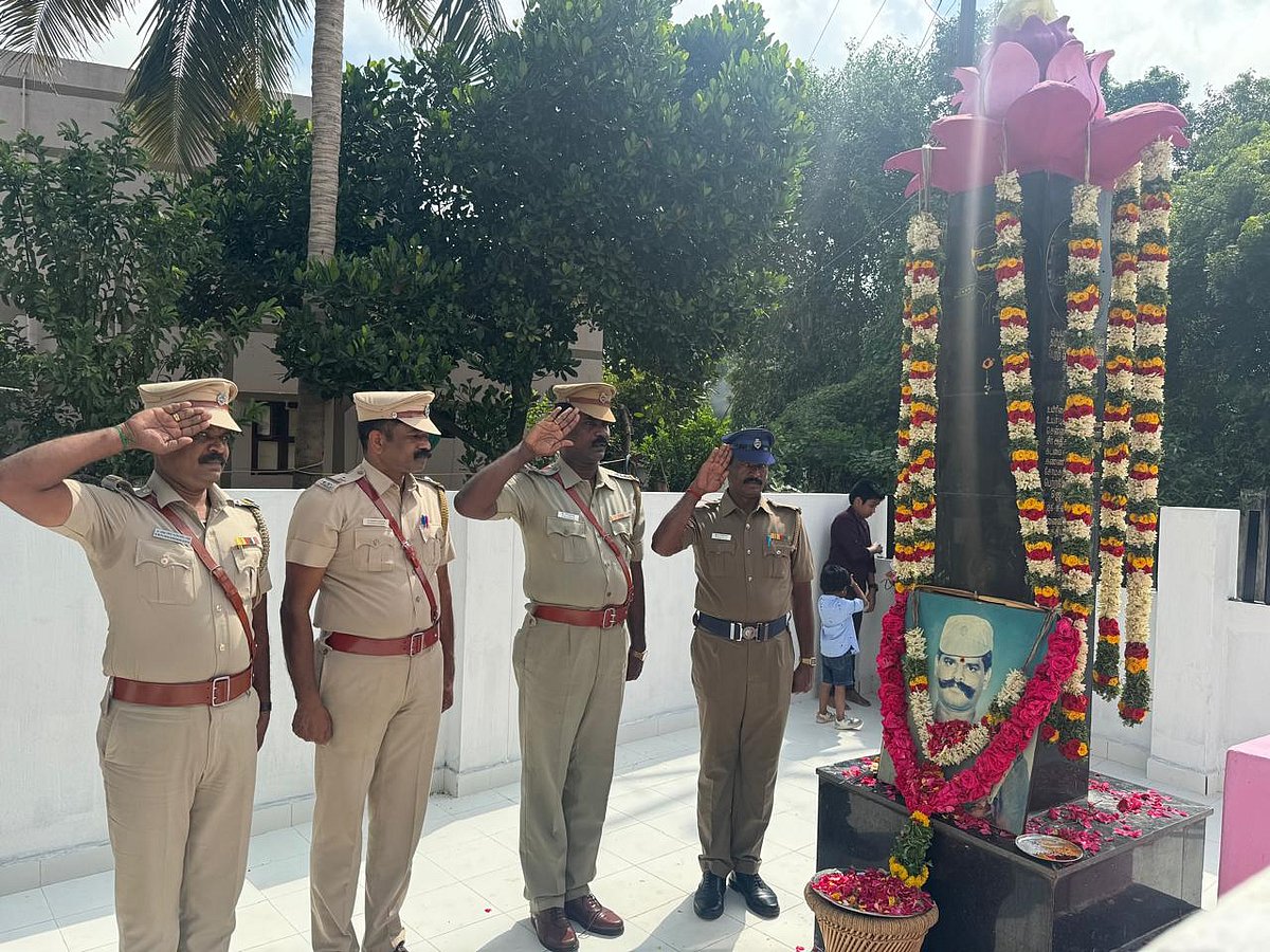 சிவகங்கையிலுள்ள நினைவு சதுக்கத்தில் மறைந்த துணை சிறை அலுவலர் எஸ். ஜெயகுமாரின் உருவப்படத்துக்கு ஞாயிற்றுக்கிழமை அஞ்சலி செலுத்திய சிறைத்துறை அதிகாரிகள்.