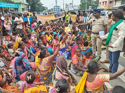 நரிக்குறவா்களுக்கு சொந்தமான இடம் மோசடியாக பத்திரப்பதிவு:
ஆட்சியா் அலுவலகத்தில் முற்றுகை