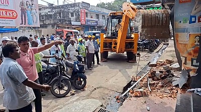 புதுச்சேரி அண்ணா சாலையில் ஆக்கிரமிப்புகள்  அகற்றம்