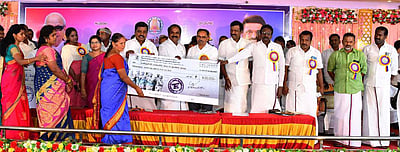 கூட்டுறவு வார விழா: 403 பயனாளிகளுக்கு ரூ.2.21 கோடி கடனுதவி