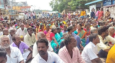 ஊராட்சி எல்லைப் பிரிப்பதில் அதிருப்தி: ஆட்சியரகம் முன் கிராம மக்கள் போராட்டம்
