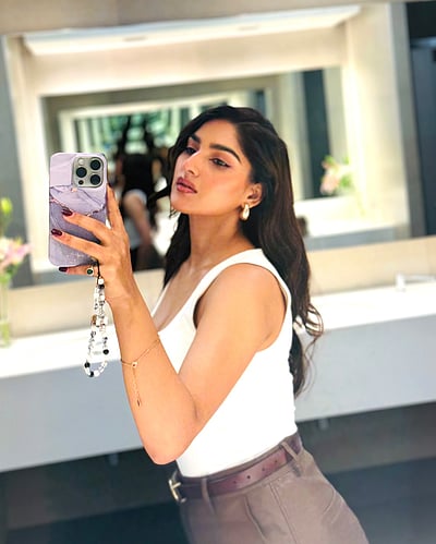 லிஃப்ட் லுக்ஸ்... கல்பனா சர்மா!