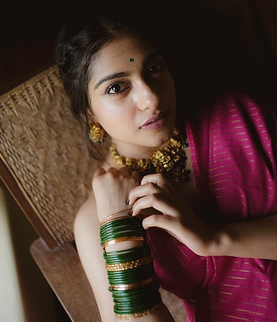 கன்னி விழி திறந்திருக்க காதல் வழி புரிந்திருக்க... சோனா ஒளிக்கல்!