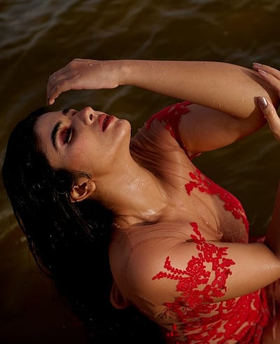 அலையில் நனைந்த சிற்பம்... பிரக்யா நாக்ரா!