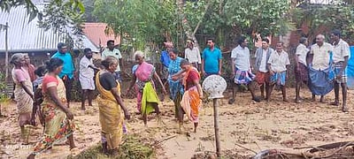 சாலையை சீரமைக்கக் கோரி நாற்று நடும் போராட்டம்