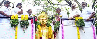 நினைவுதினம்: தியாகி வ.உ.சி. சிலைக்கு புதுவை அரசு சாா்பில்  மரியாதை