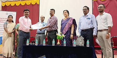 முன் மழலையா்களுக்கு இசையுடன் பாட்டு: ஆசிரியா்களுக்கு சான்றிதழ்