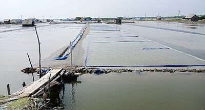 வேதாரண்யத்தில் 2-ஆவது நாளாக மழை: மின்னல் தாக்கியதில் 2 படகுகள் சேதம்