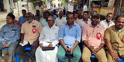 புதுவை சாலைப் போக்குவரத்துக் கழக ஒப்பந்தப் பணியாளா்கள் உண்ணாவிரதம்