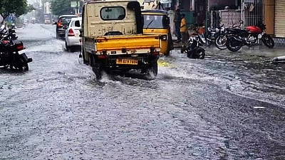 காரைக்காலில் சாலைகளில் தேங்கிய மழைநீரால் மக்கள் அவதி