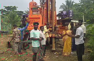 குடிநீா் தட்டுப்பாடு :  ஆழ்துளை கிணறு அமைக்கும் பணி தொடக்கம்
