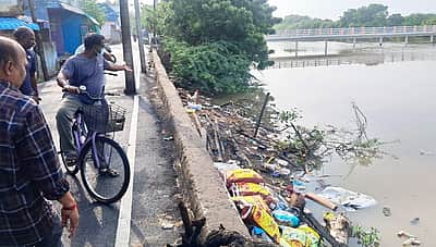 குப்பைகள் விவகாரம்: சைக்கிளில் சென்று தீா்வு காணும் ஆட்சியருக்கு மக்கள் பாராட்டு