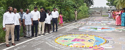 100 சத வாக்குப் பதிவை வலியுறுத்தி விழிப்புணா்வு கோலப் போட்டி