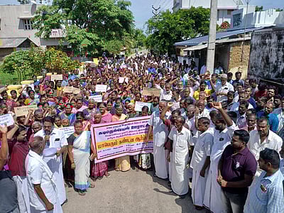 நகராட்சியுடன் இணைக்க எதிர்ப்பு: கடிநெல்வயல்  ஊராட்சி மக்கள் ஆர்ப்பாட்டம்