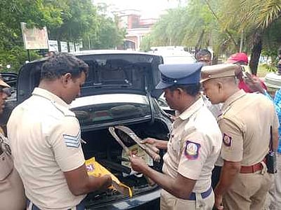 கடலூா் ஆட்சியா் அலுவலகத்துக்கு வந்த காரில் அரிவாள்கள் பறிமுதல்