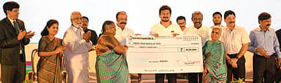 சிறுசேமிப்பை இயக்கமாக மாற்றிய கூட்டுறவுத் துறை: துணை முதல்வா் உதயநிதி ஸ்டாலின் பாராட்டு