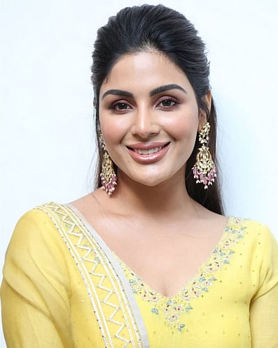 மஞ்சள் முத்தங்கள், புதிரான ஆசைகள்... சம்யுக்தா மேனன்!