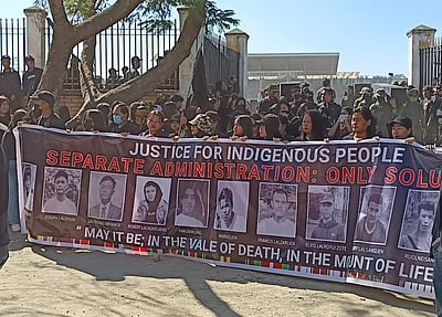 மணிப்பூரில் நூற்றுக்கணக்கான மக்கள் சவப்பெட்டிகளுடன் பேரணி!