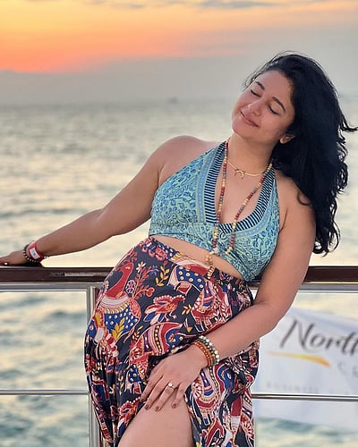 சூரியன் மறையும் நேரம்... பூனம் பாஜ்வா!