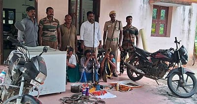 3 நாட்டுத் துப்பாக்கிகள் பறிமுதல்: மூவா் கைது