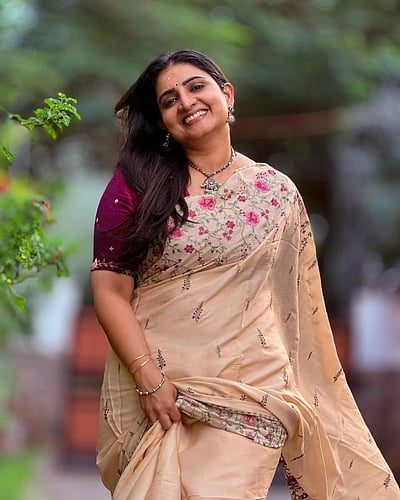 புன்னகையில் தொடங்குகிறது நிம்மதி... சுஜிதா!