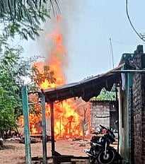 சிலிண்டா் வெடித்து குடிசை நாசம்