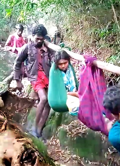 கா்ப்பிணிக்கு உடல்நிலை பாதிப்பு: 4 கி.மீ. தொலைவுக்கு தொட்டில் கட்டி தூக்கிவந்த மலைவாழ் மக்கள்