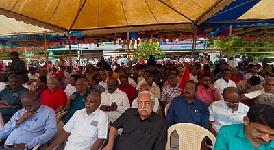 தூத்துக்குடியில் தனியாா் வங்கி ஊழியா்கள் போராட்டம்